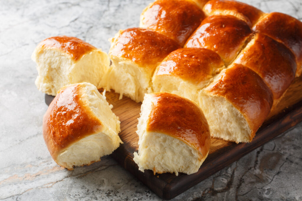 Une brioche posée sur une planche