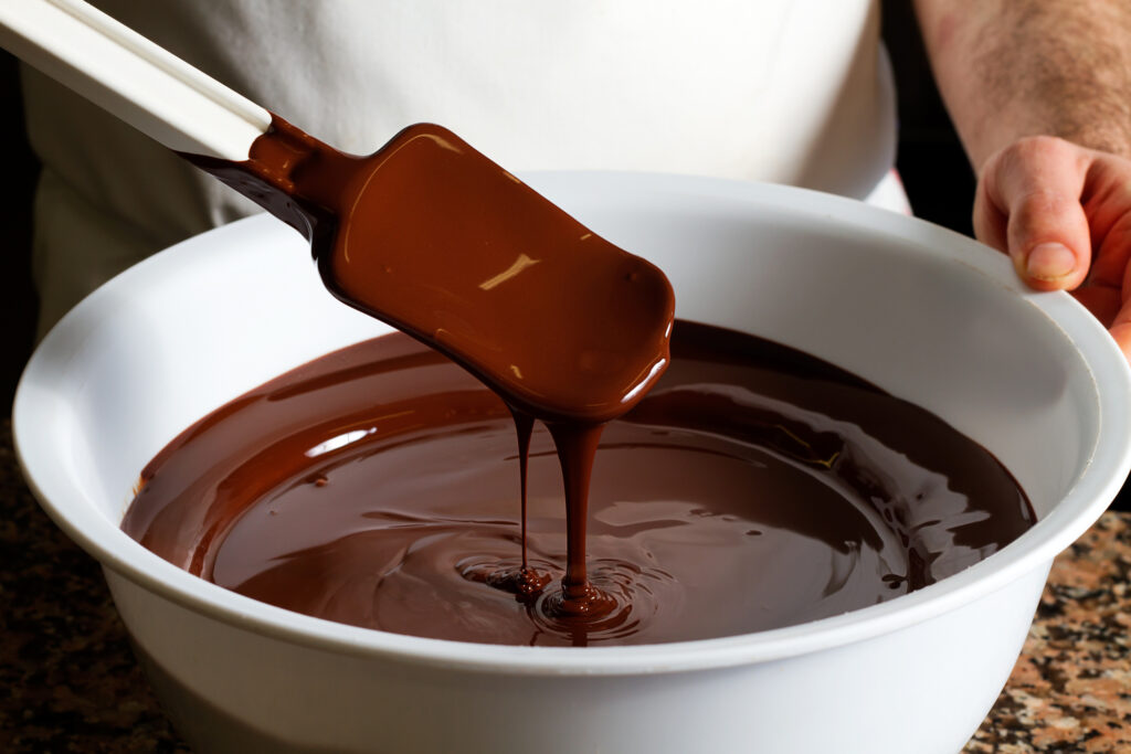 Du chocolat pâtissier fondu dans un bol