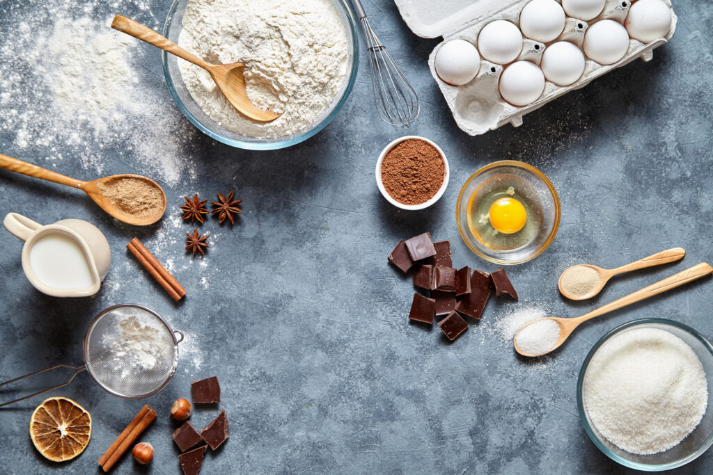 Des ingrédients de pâtisserie sur un plan de travail